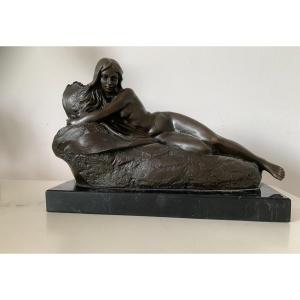 Femme Au Nénuphar  En Bronze Par Milo